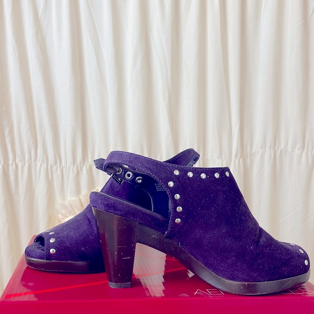 Amazing Aerosoles Pumps Size 6 1/2 wide. Well maintained. No flaws or stains